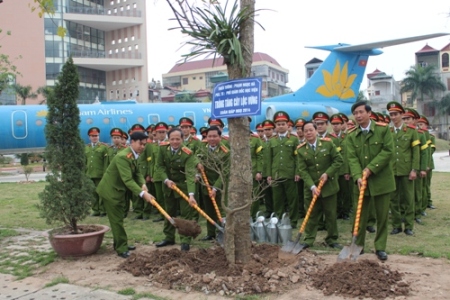 Đồng chí Thiếu tướng, PGS.TS Phạm Ngọc Hà trồng cây đầu xuân